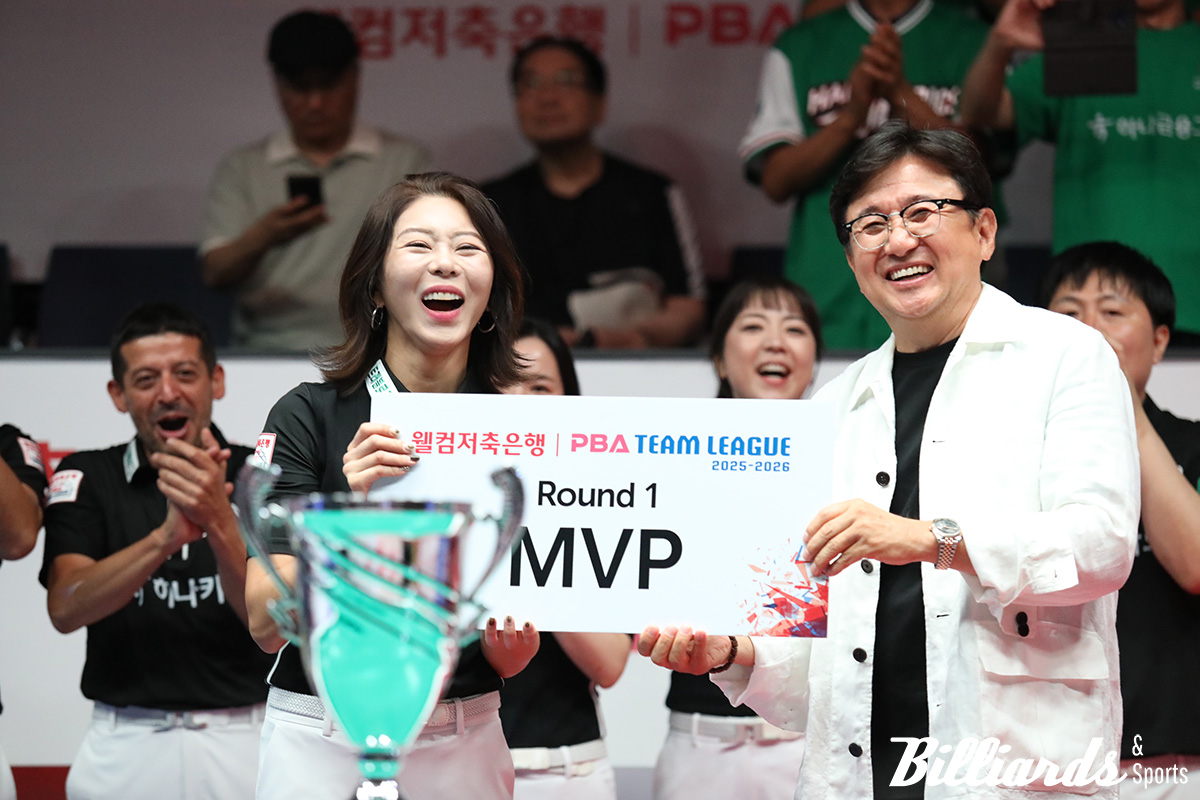 1라운드 MVP에 선정된 김가영(하나카드)