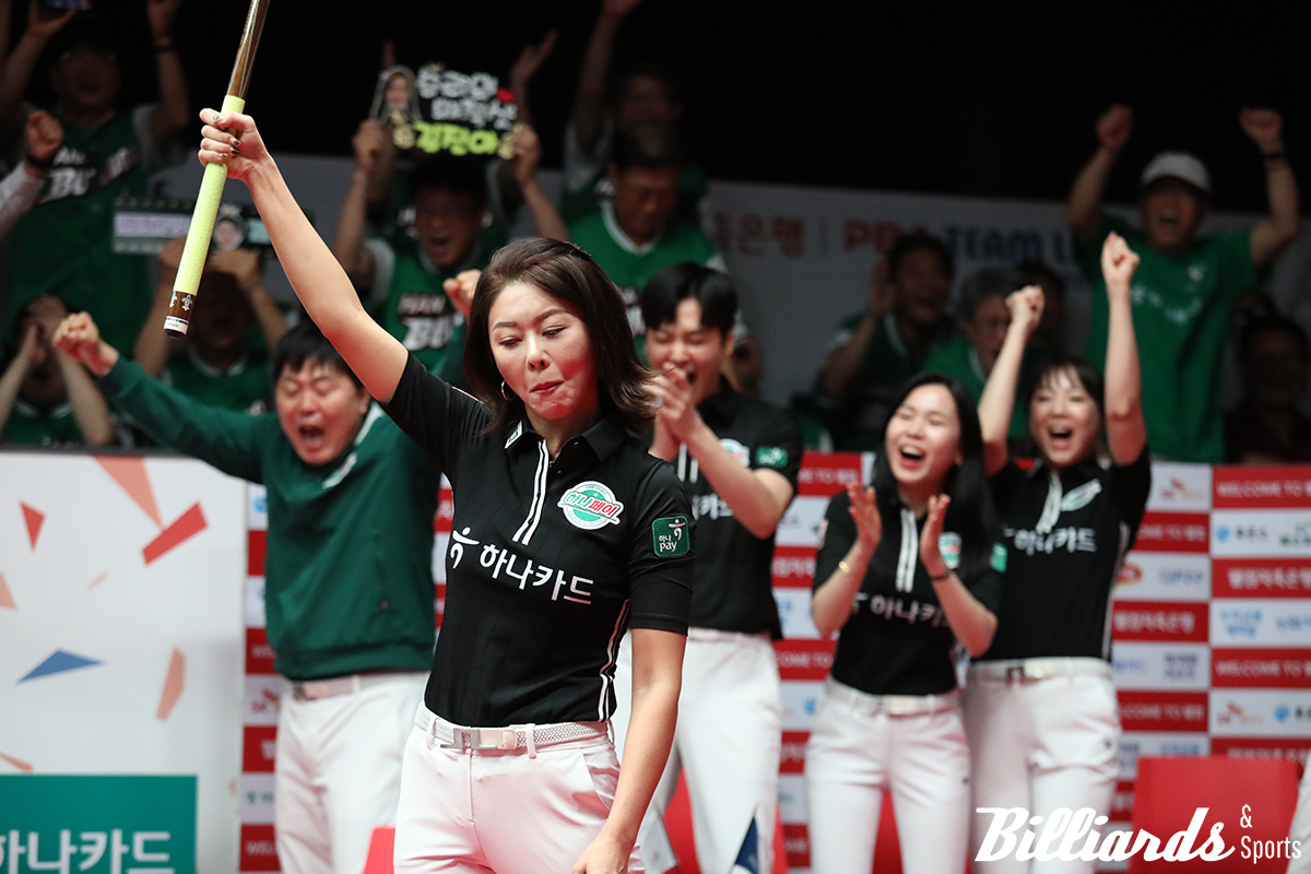 PBA 팀리그 1라운드 우승샷을 친 김가영과 뒤에서 환호하는 하나카드 선수들. 사진=고양/이용휘 기자