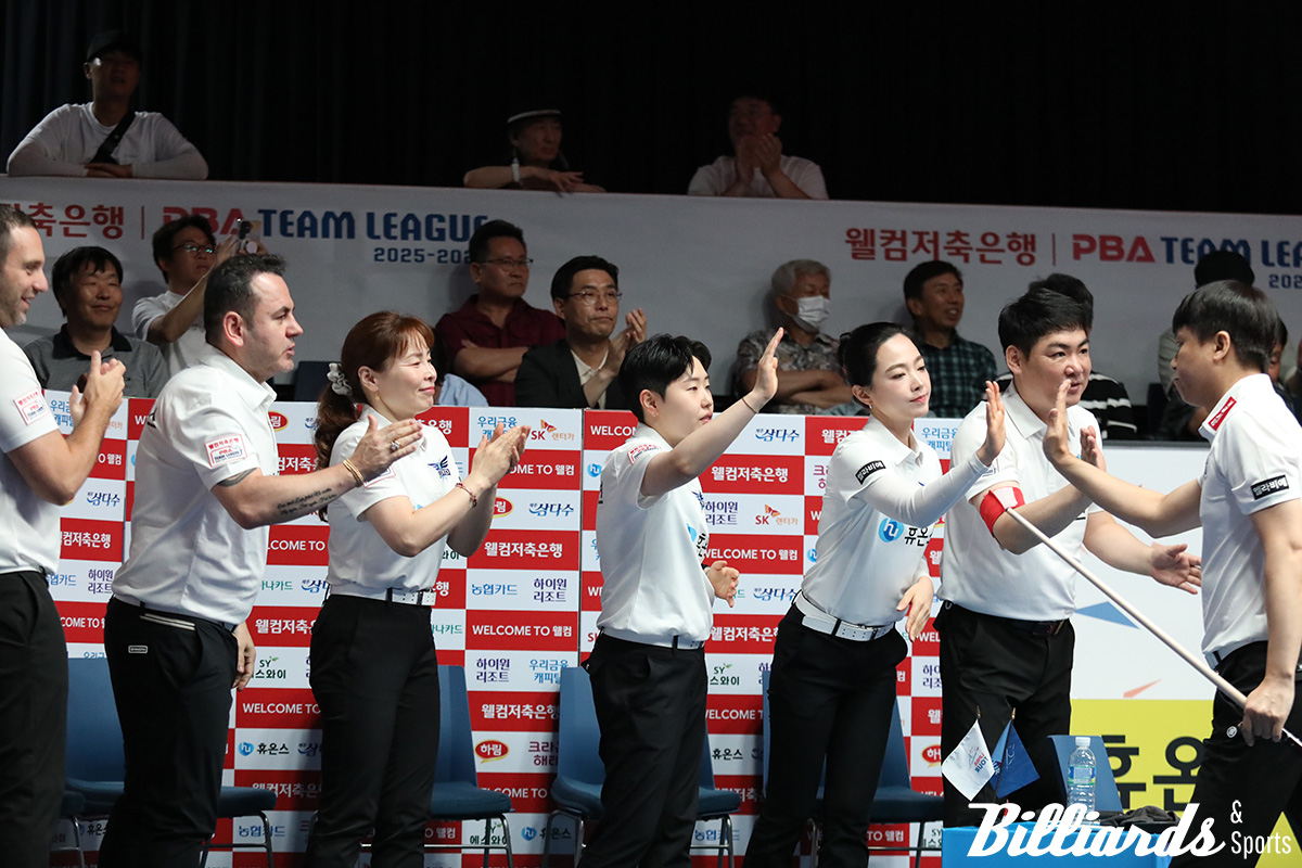 3세트 승리를 거둔 주장 최성원과 담담히 축하하는 휴온스 선수들.