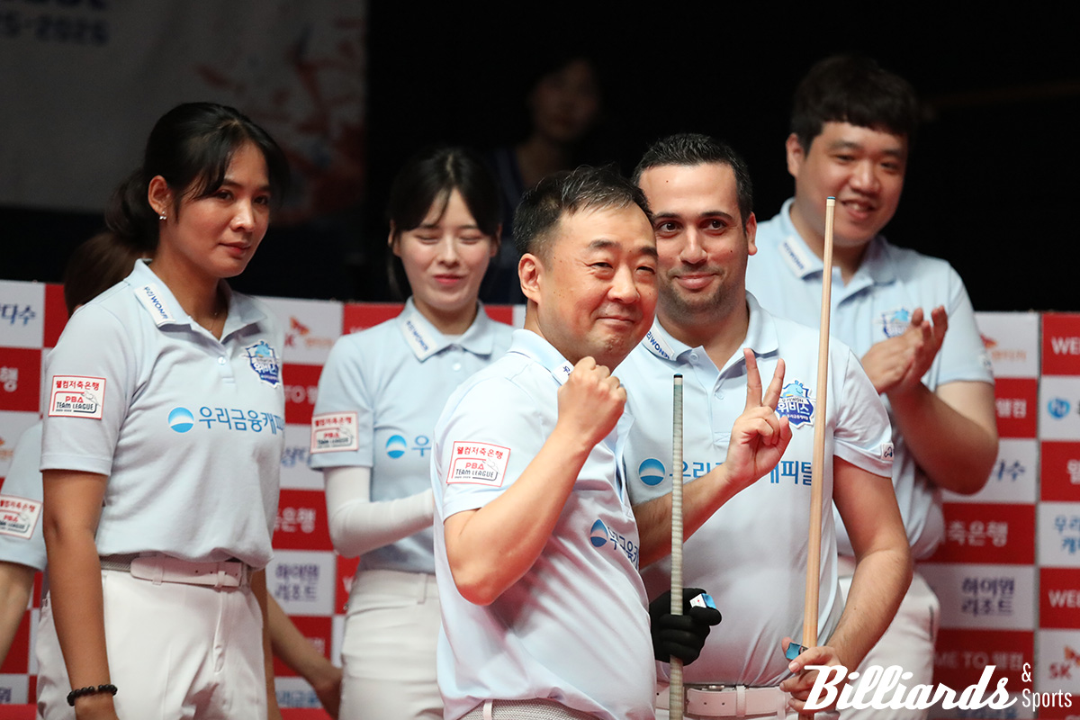 1세트 승리를 거둔 우리금융캐피탈의 엄상필-다비드 사파타.