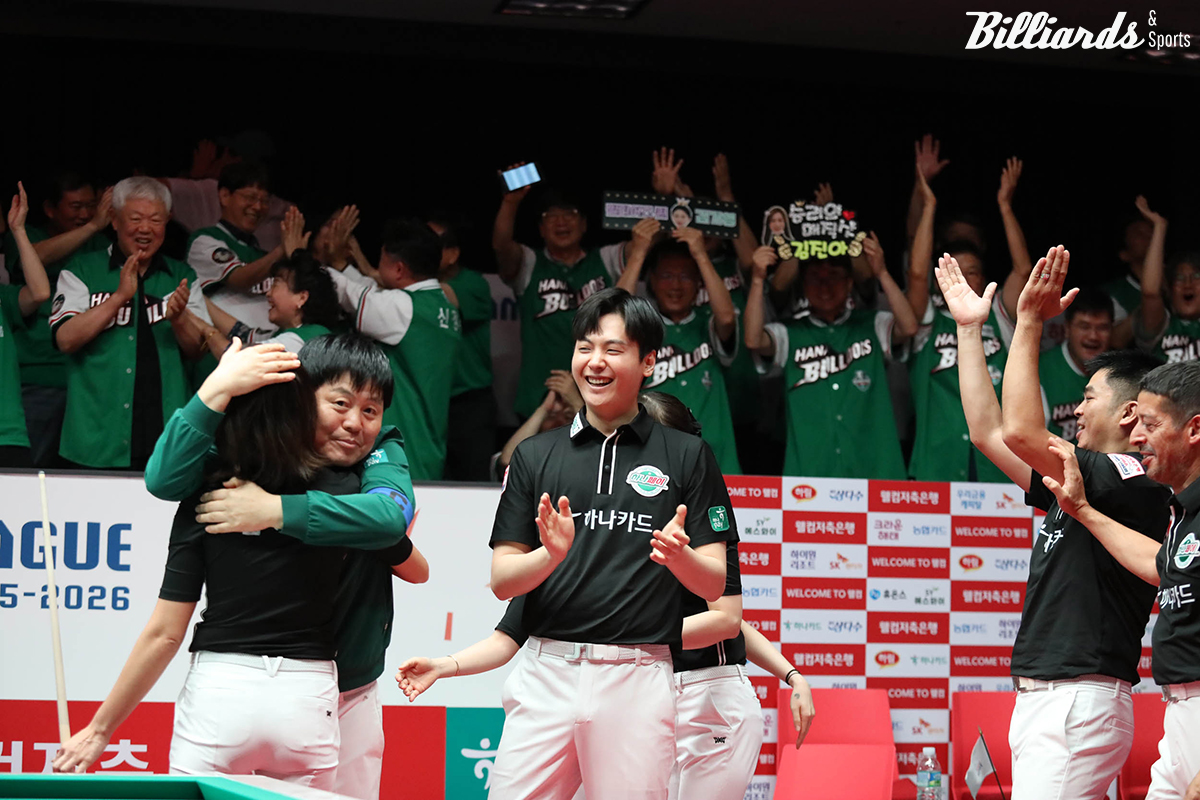 9일 차 휴온스전 6세트에서 김가영이 승리하는 순간 기뻐하는 하나카드 선수들.