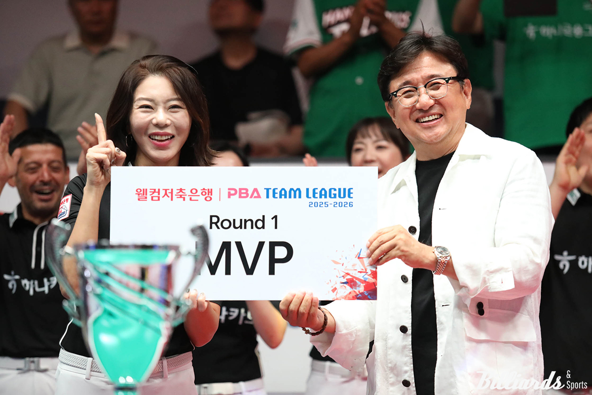 1라운드에서 MVP를 수상한 김가영과 PBA 장상진 부총재.