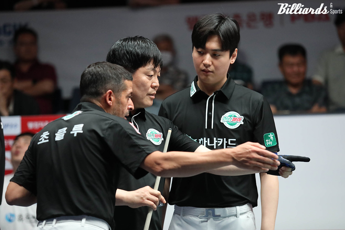 벤치타임아웃에서 의견을 나누는 리더 김병호(가운데)와 신정주, 무라트 나지 초클루(튀르키예).