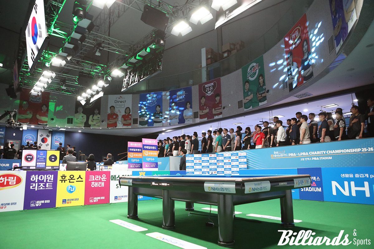 개회식에서 국민의례를 하는 내빈들과 선수들.