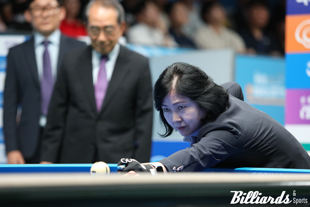 진지한 표정으로 시타하는 NH농협카드 이민경 사장