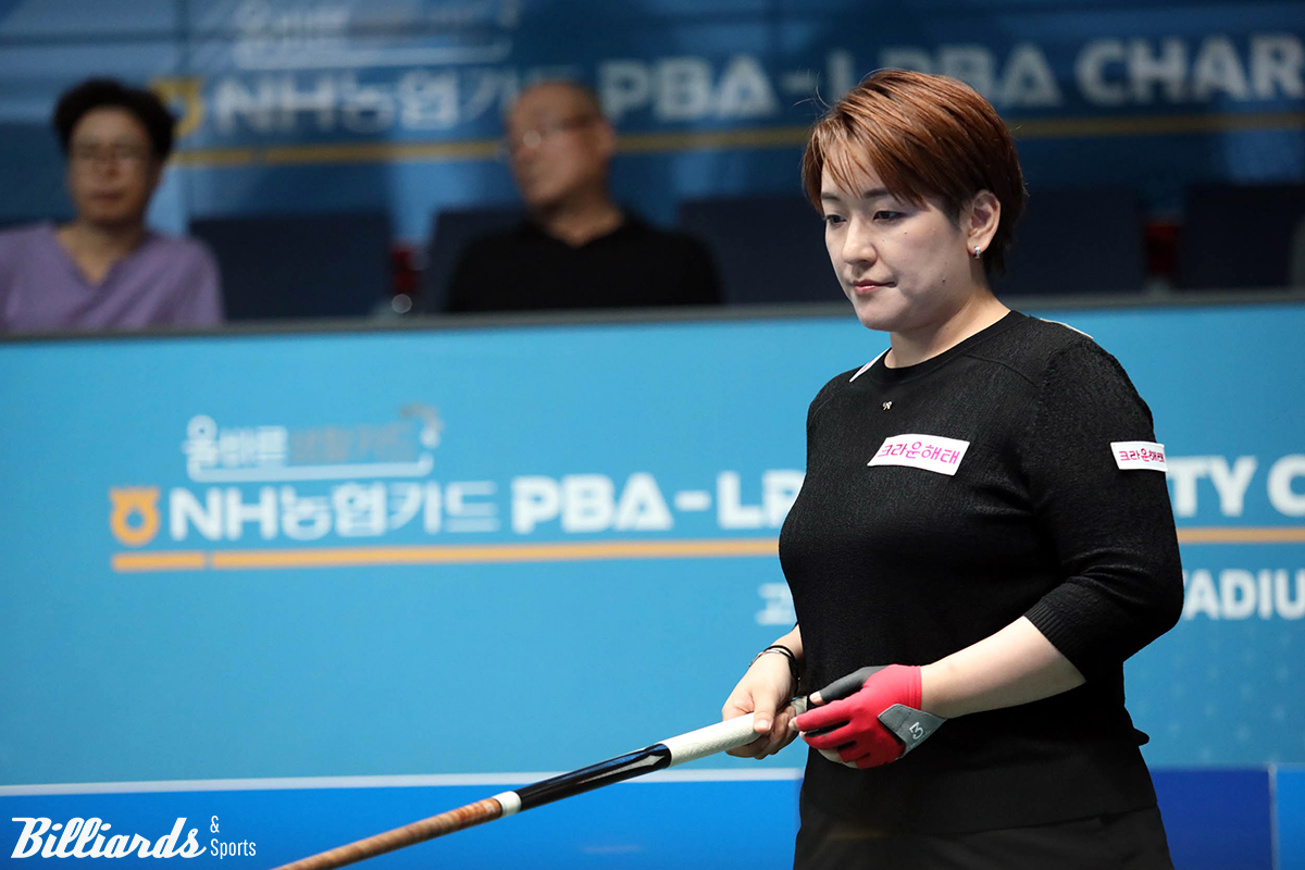 1세트 승리 후 2세트도 10:7까지 앞섰던 일본의 투어 챔피언 히가시우치 나쓰미(크라운해태).