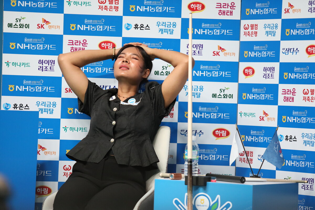 힘든 싸움 끝에 승리한 스롱 피아비가 머리를 감싸쥐고 있다.