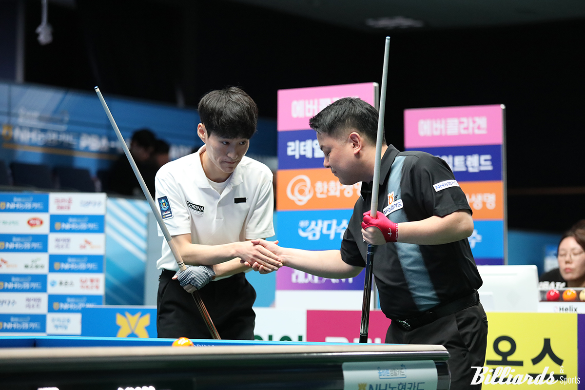 경기 시작 전에 악수를 나누는 조재호와 김홍민.