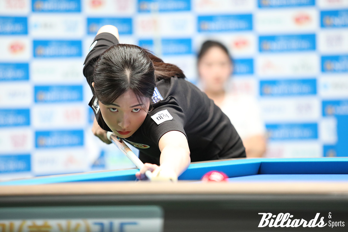 신중하게 공을 겨냥하고 있는 박정현.