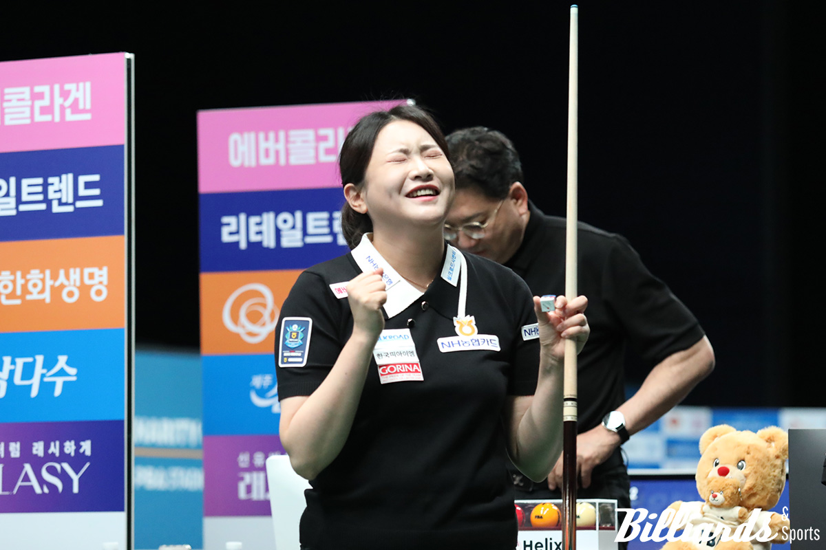 4세트를 2이닝 만에 11:2로 이긴 김민아가 기뻐하고 있다.