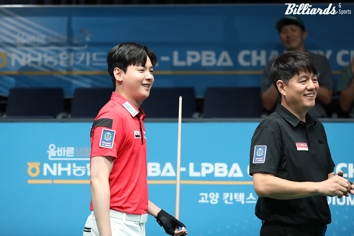 경기 후 웃으며 퇴장하는 신정주와 강상구.