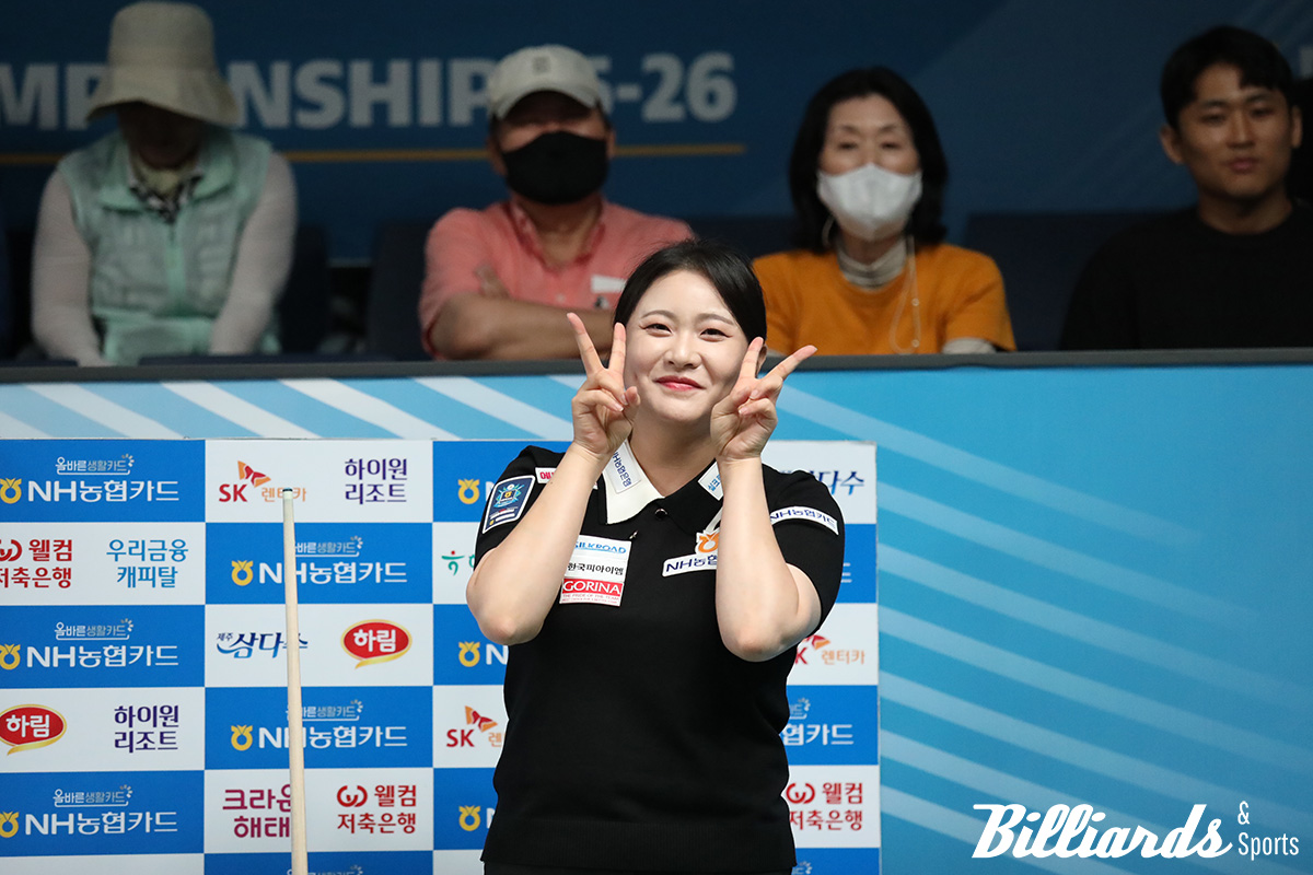 결승 진출을 확정한 김민아가 카메라를 보며 포즈를 취하고 있다.