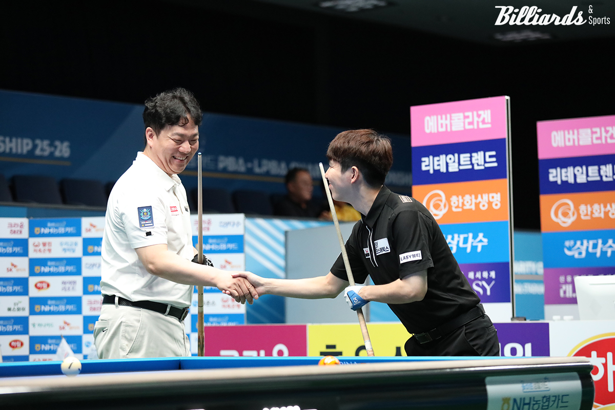 경기 전 악수를 나누는 이대웅과 모리.