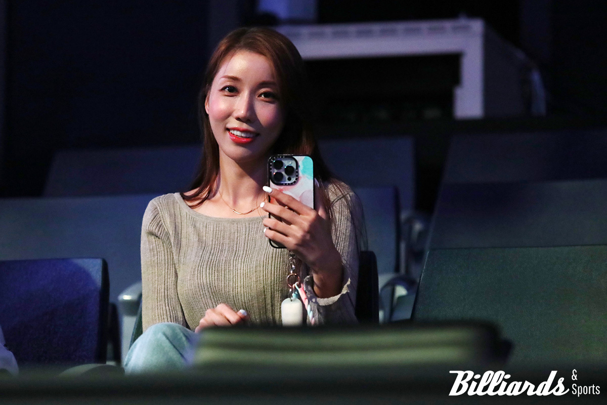 당구 치는 트롯 가수 두리. 사진=고양/이용휘 기자