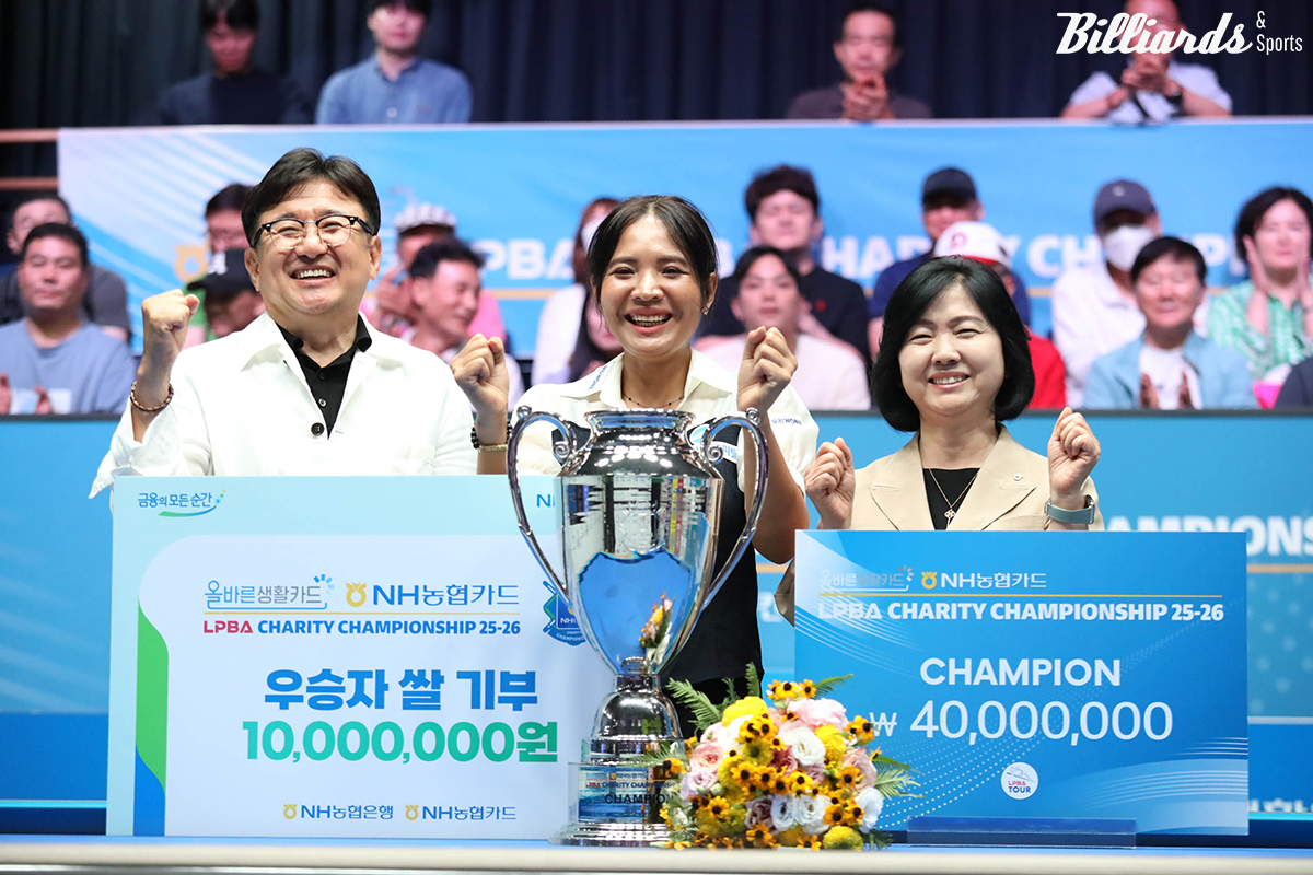 3차 투어 우승자 스롱(가운데)과 PBA 장상진 부총재(왼쪽), NH농협카드 이민경 사장(오른쪽). 