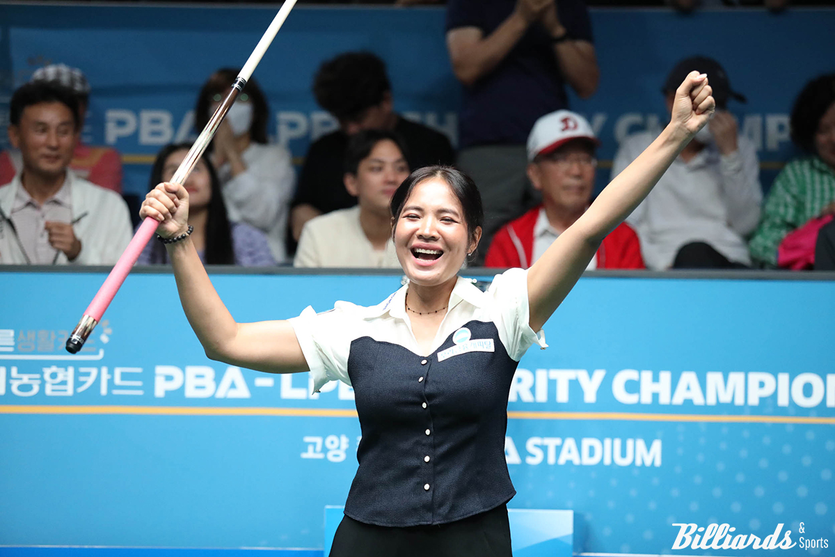 두 팔을 들고 우승 세리머니를 하는 스롱.