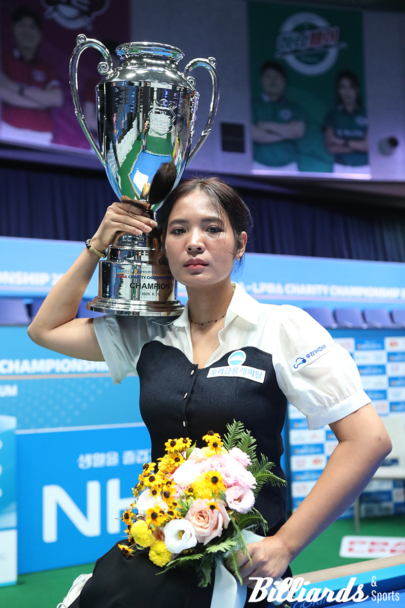 LPBA 투어에서 개인 통산 9승을 올린 스롱 피아비가 우승 트로피를 들고 있다.