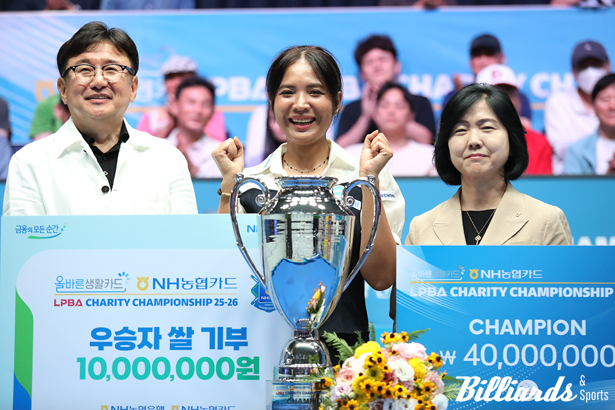 왼쪽부터 PBA 장상진 부총재와 우승자 스롱 피아비, NH농협카드 이민경 사장. NH농협카드는 1000만원의 쌀을 우승자 스롱 피아비의 이름으로 취약계층에 전달한다. 