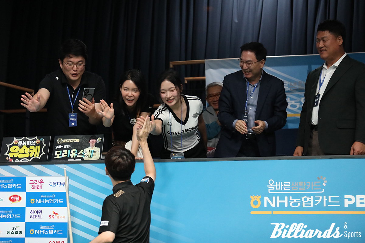 준결승전에서 승리한 모리가 응원해준 이우경, 한지은 등 에스와이 팀원들과 기쁨을 나누고 있다.