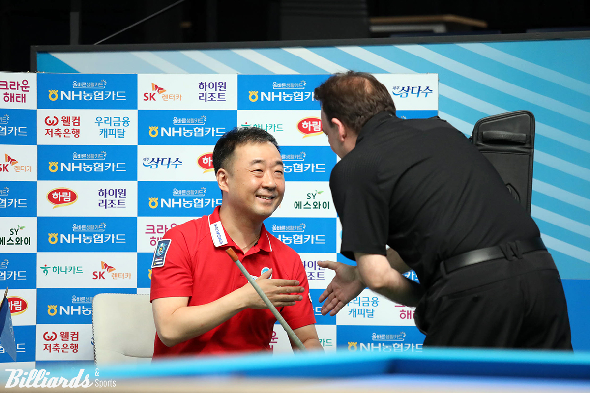 준결승전에서 엄상필이 승리한 후 산체스와 악수를 나누고 있다.