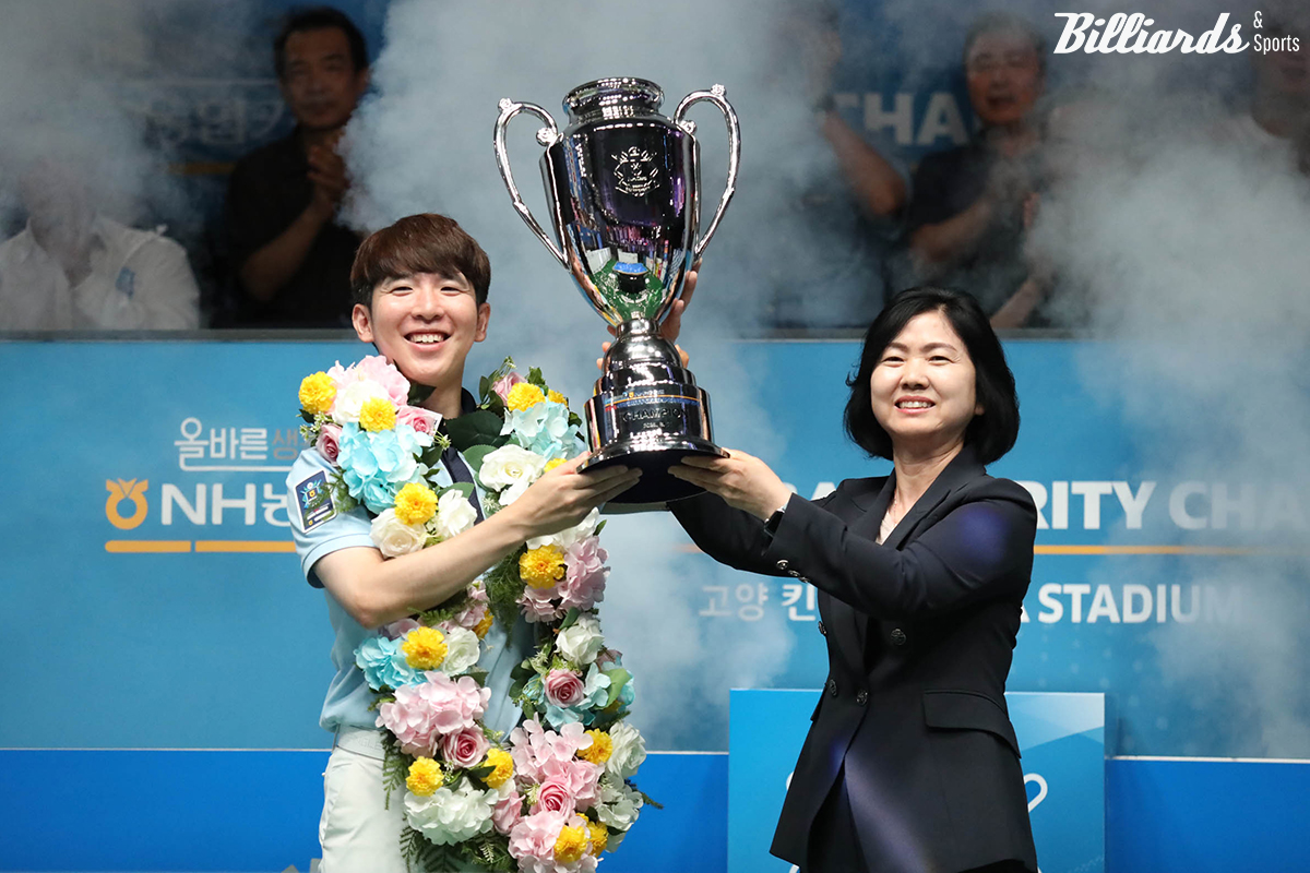 NH농협카드 이민경 사장에게 우승트로피를 받은 모리.