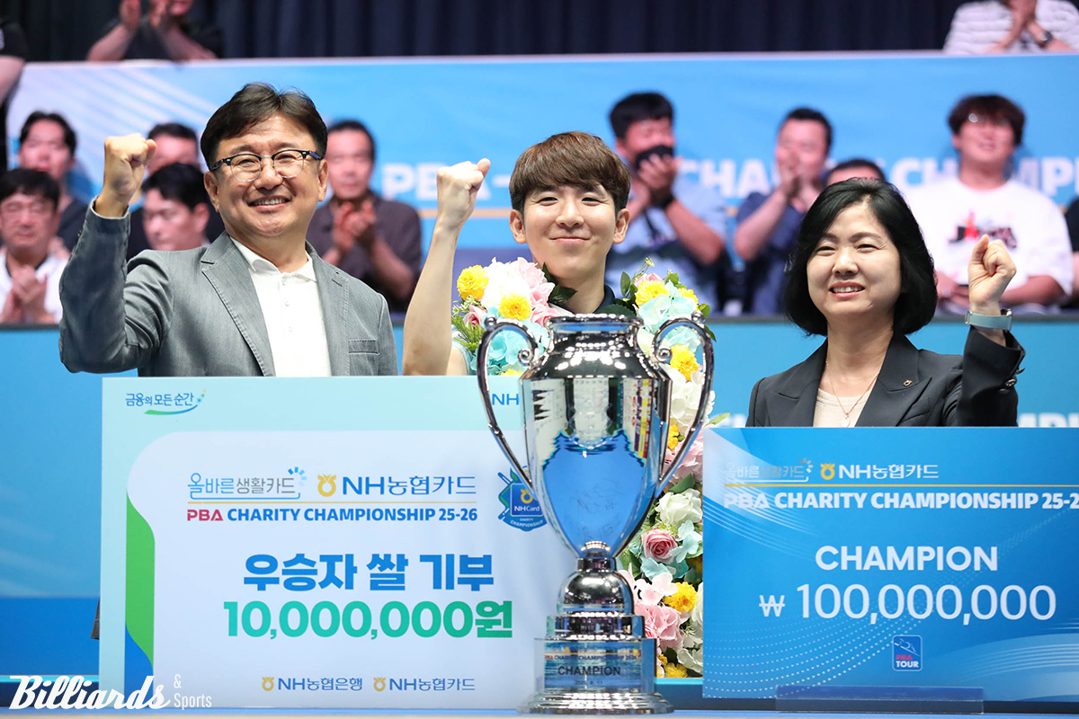 왼쪽부터 PBA 장상진 부총재, 우승 모리, NH농협카드 이민경 사장.