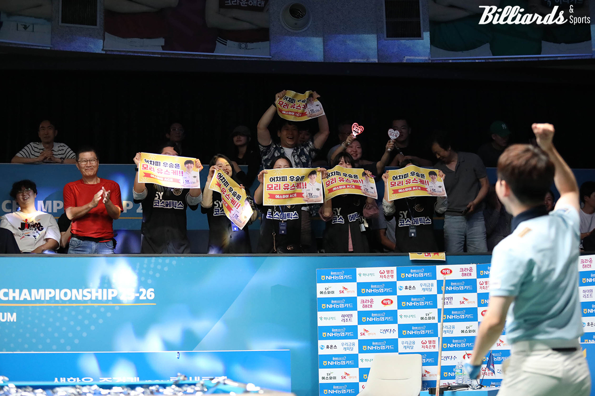 결승전에서 모리를 응원하는 갤러리들.