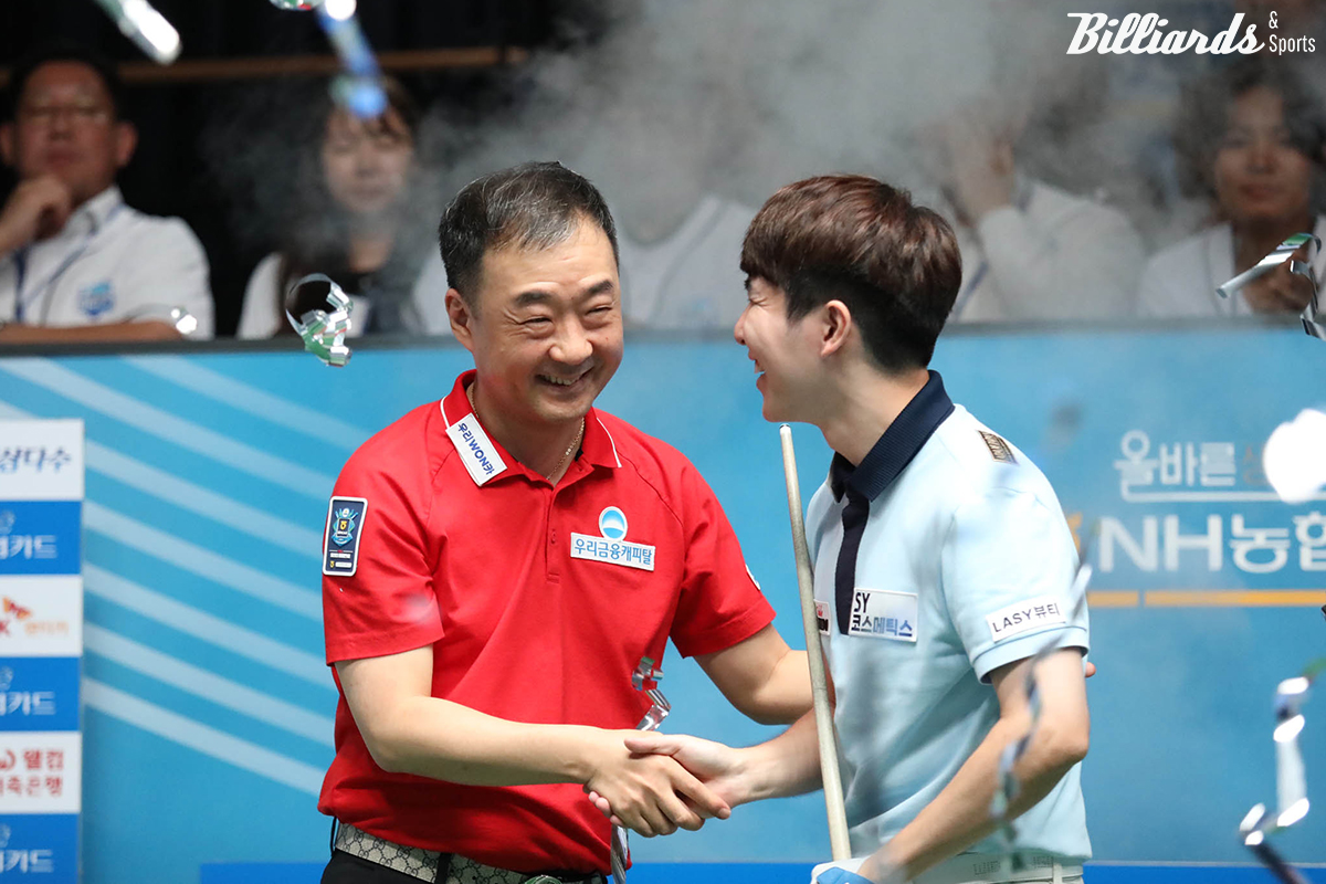 경기 종료 후 웃으며 악수를 나누는 엄상필과 모리.