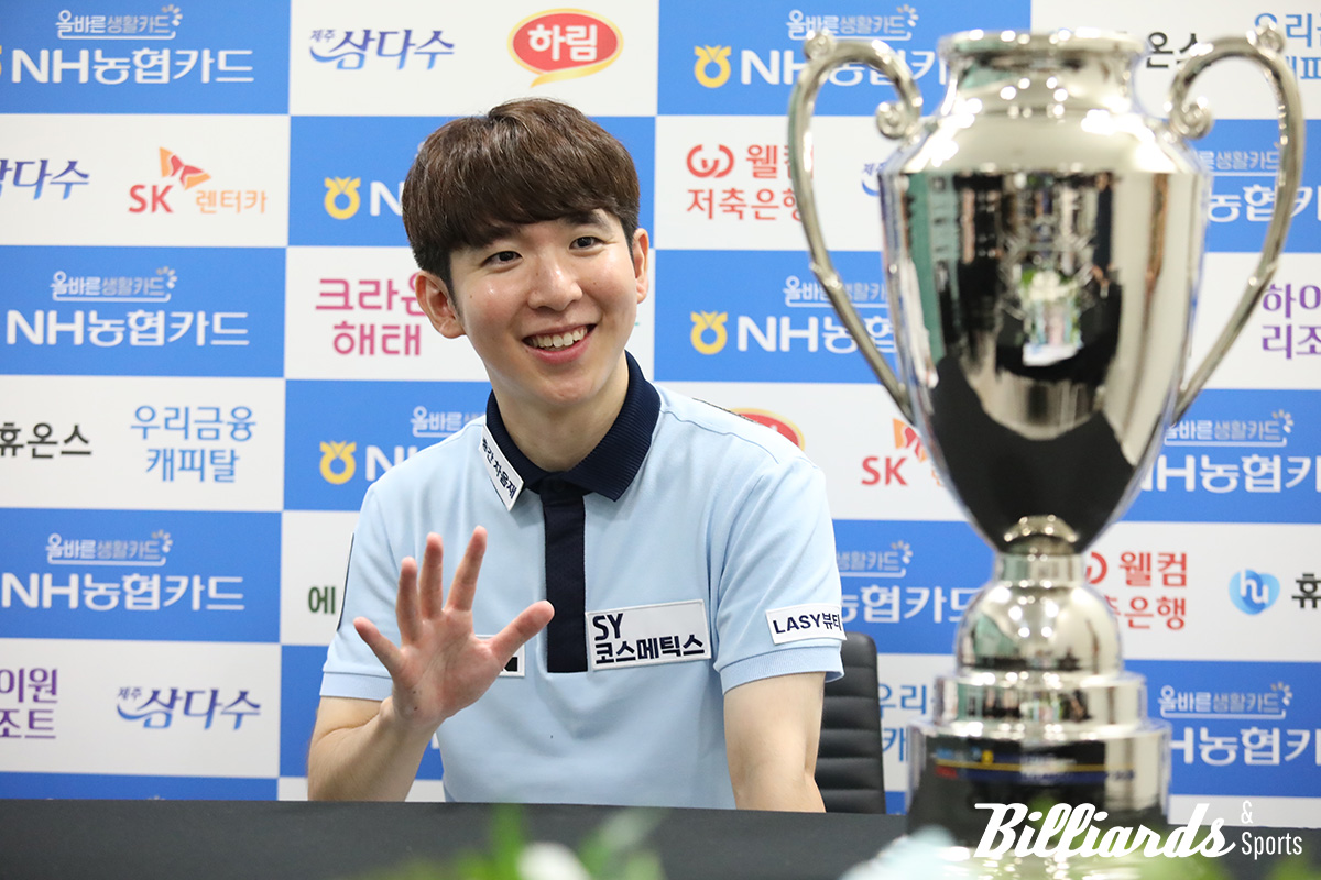 PBA 투어에서 첫 우승을 차지한 모리 유스케가 밝은 표정으로 기자들의 질문에 답하고 있다. 사진=고양/이용휘 기자