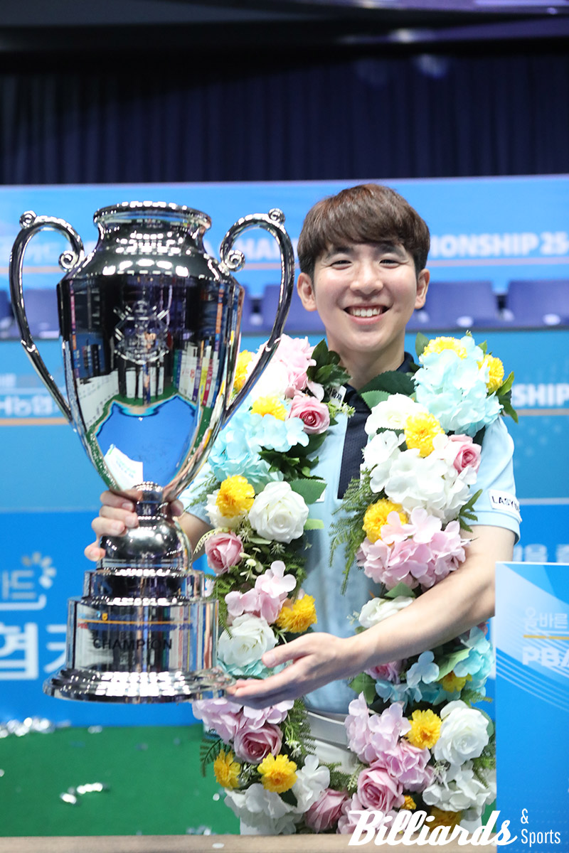 첫 우승 트로피를 든 모리 유스케