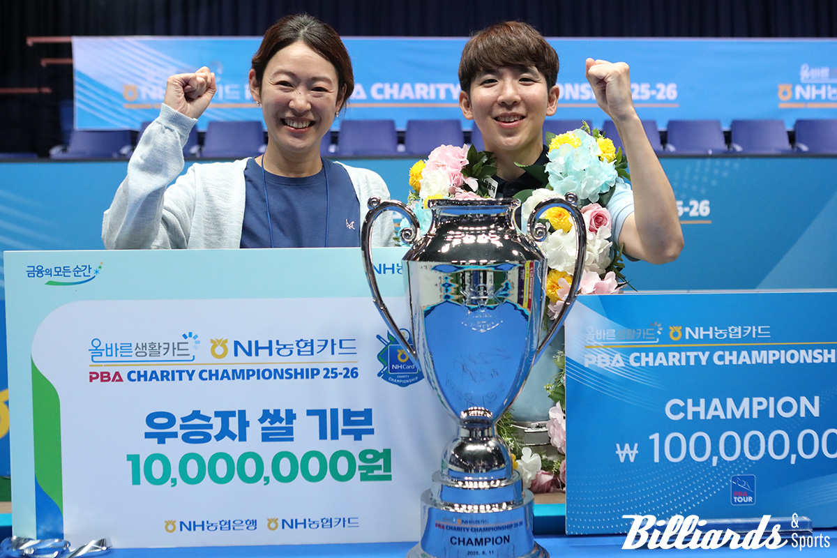 일본 선배 히다 오리에와 기념사진 촬영을 하는 모리 유스케