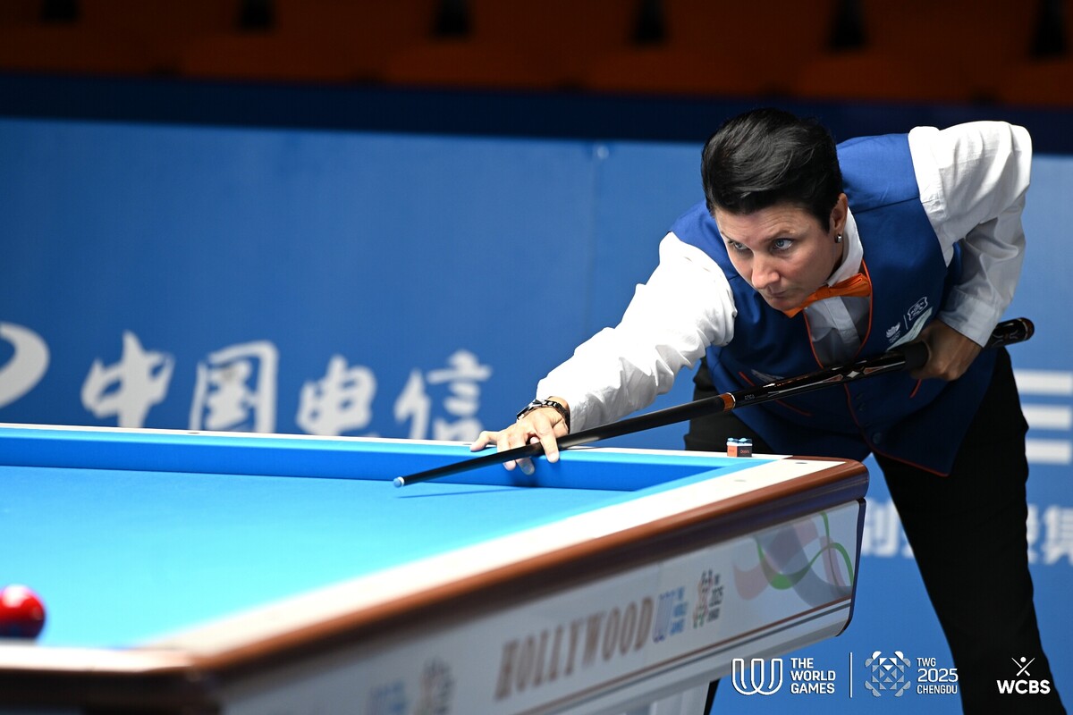 테레사 클롬펜하우어(네덜란드)가 2025 청두 월드게임 캐롬 3쿠션 여자부 경기에서 압도적인 실력으로 상대방을 제압하며 결승에 선착했다.  사진=WCBS 제공