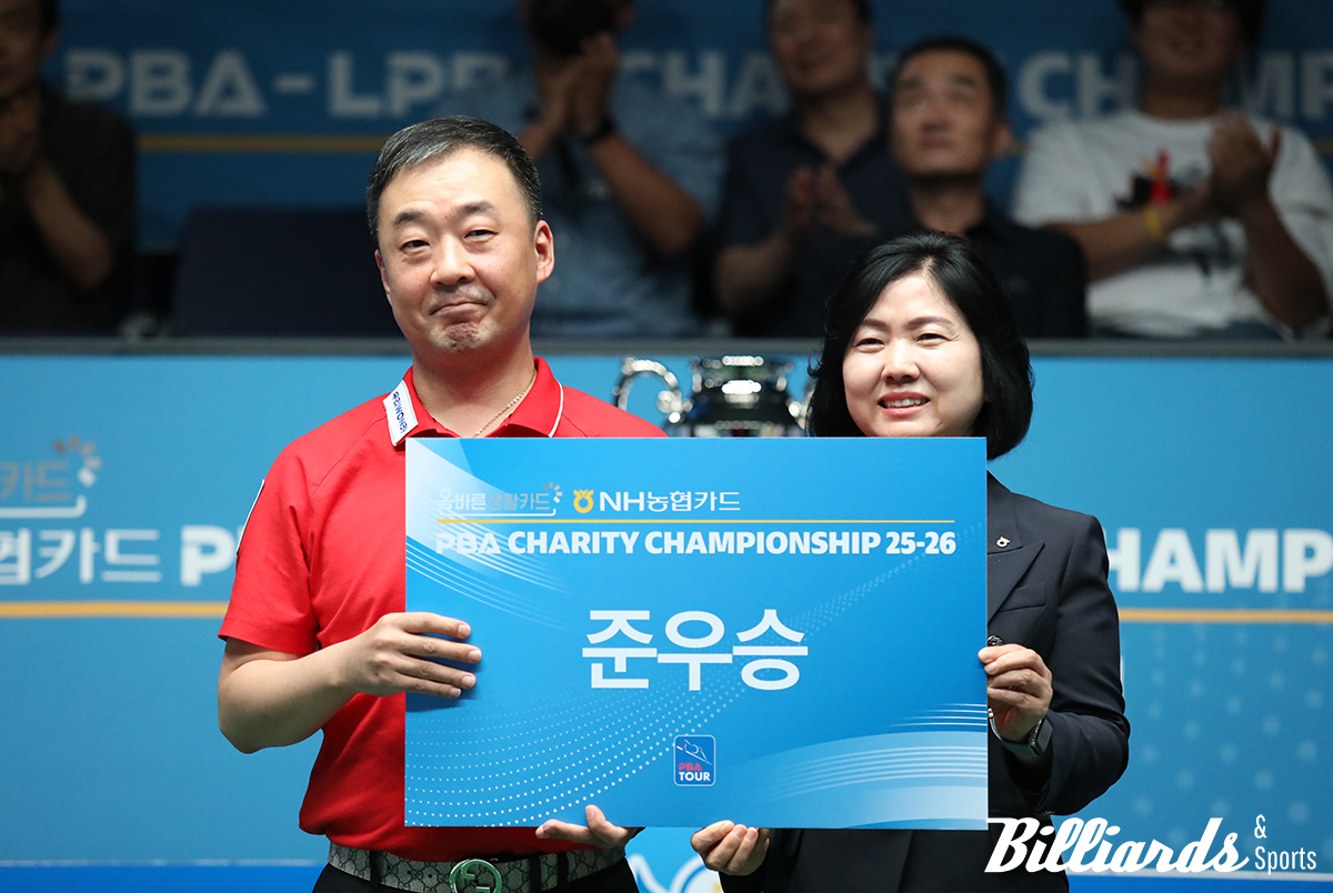 세 번째 결승전에 올라 세 번째 준우승을 차지한 엄상필. 오른쪽은 시상자 NH농협카드의 이민경 사장.  사진=고양/이용휘 기자