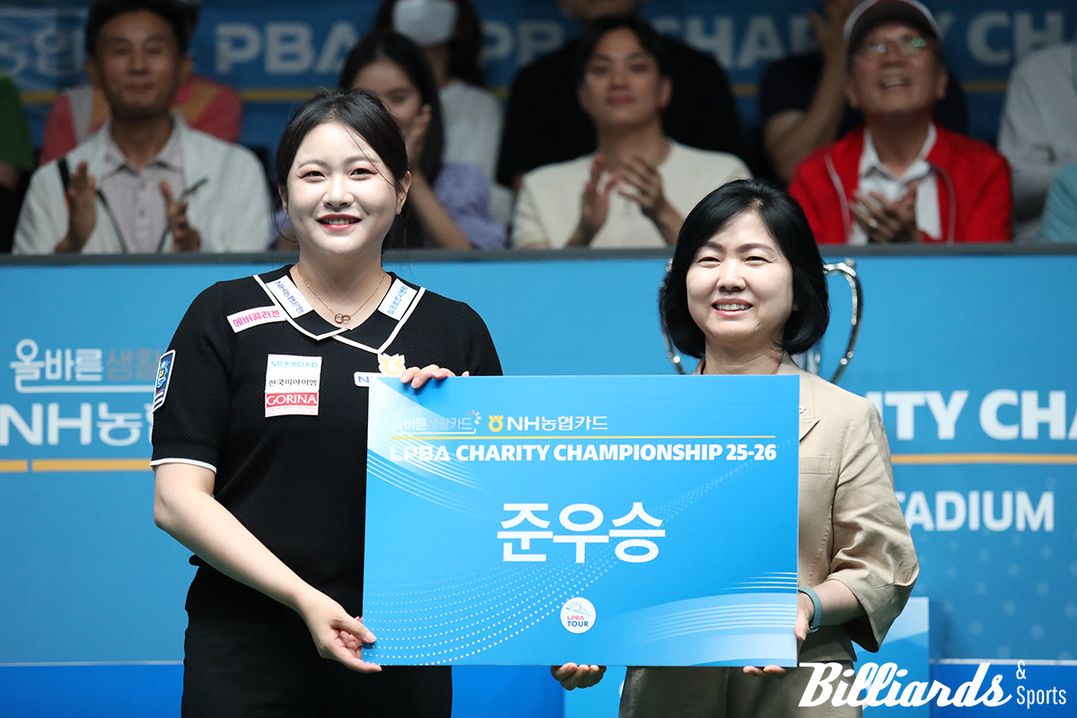시즌 첫 결승에 오른 김민아가 준우승을 차지했다. 시상식에 선 김민아와 NH농협카드 이민경 사잔. 사진=고양/이용휘 기자