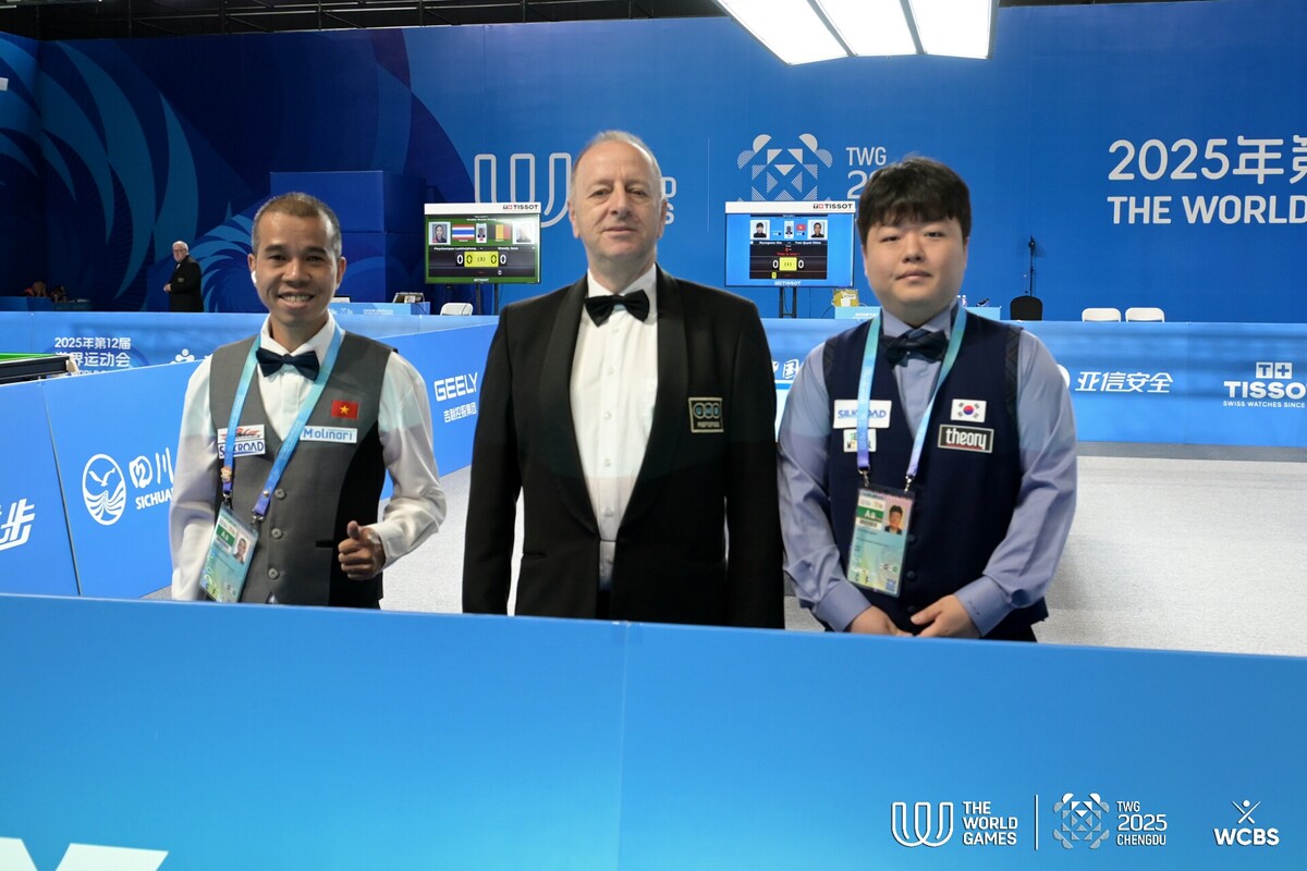 준결승 시작 전 심판과 함께 대기석에 선 조명우와 쩐뀌엣찌엔.