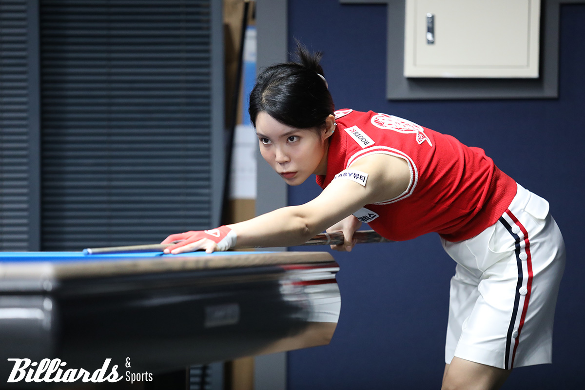 빨간색 민소매와 하얀색 반바지를 경기복으로 소화한 이우경. 사진=이용휘 기자