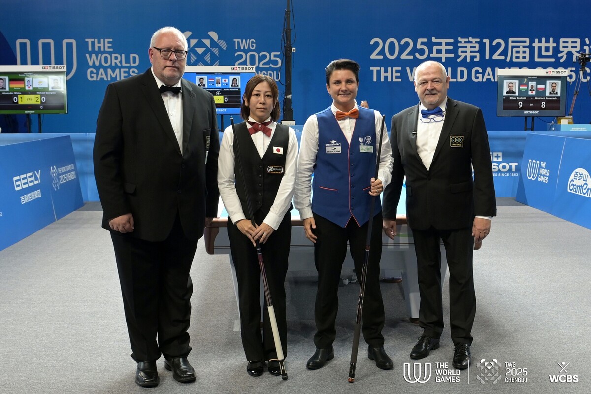 결승에 앞서 기념촬영하는 클롬펜하우어와 미야시타.