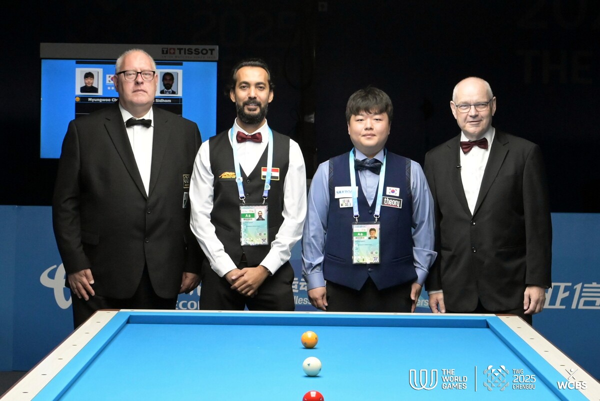 결승에 앞서 심판과 기념촬영한 조명우와 시덤.