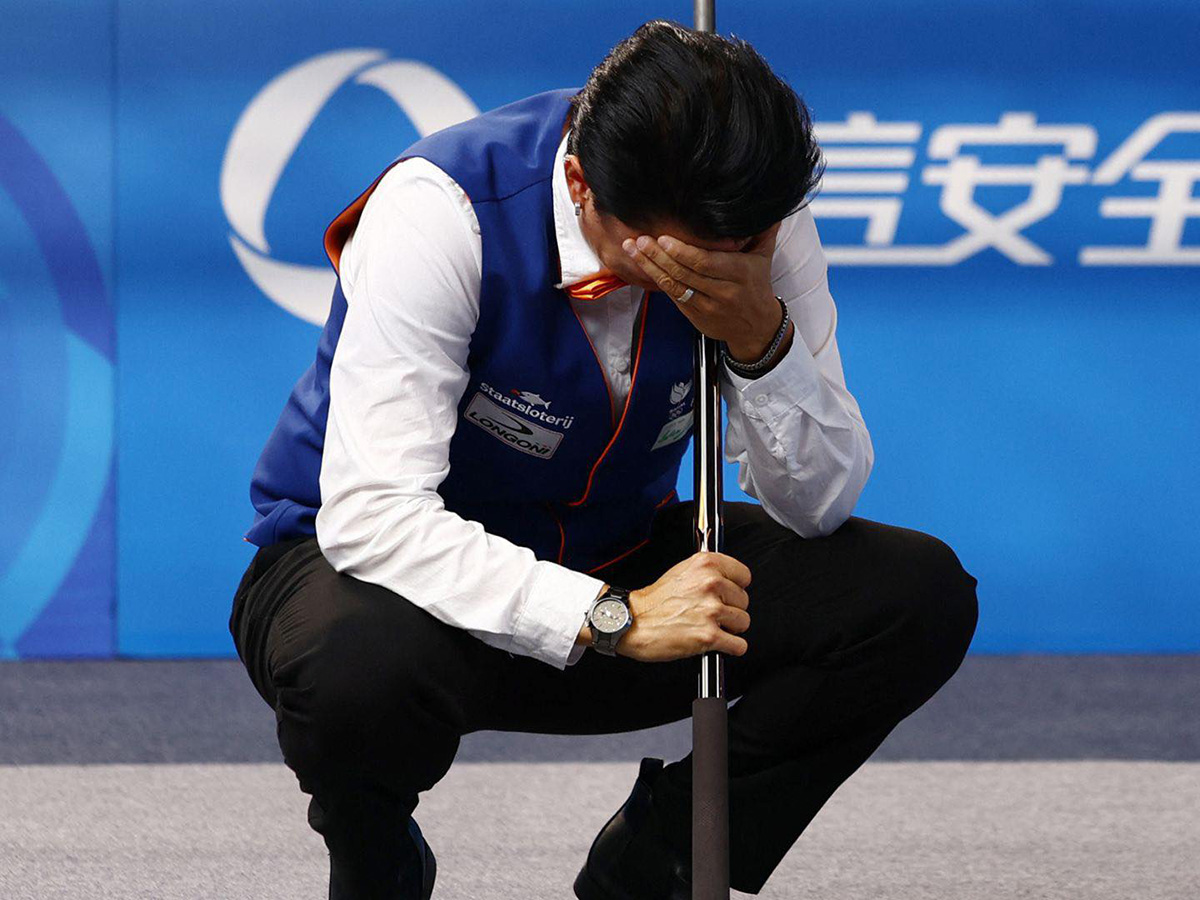 우승이 확정되는 순간 자리에 주저앉아 눈물을 흘리는 클롬펜하우어.