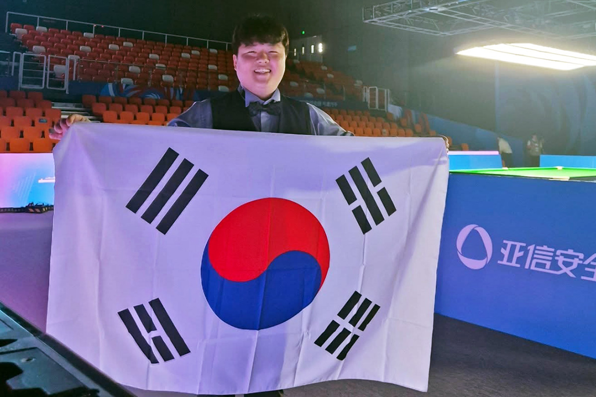 2025 청두 월드게임 캐롬 3쿠션 남자부 금메달을 획득한 조명우가 태극기를 들고 기뻐하고 있다.  사진=대한당구연맹 제공 