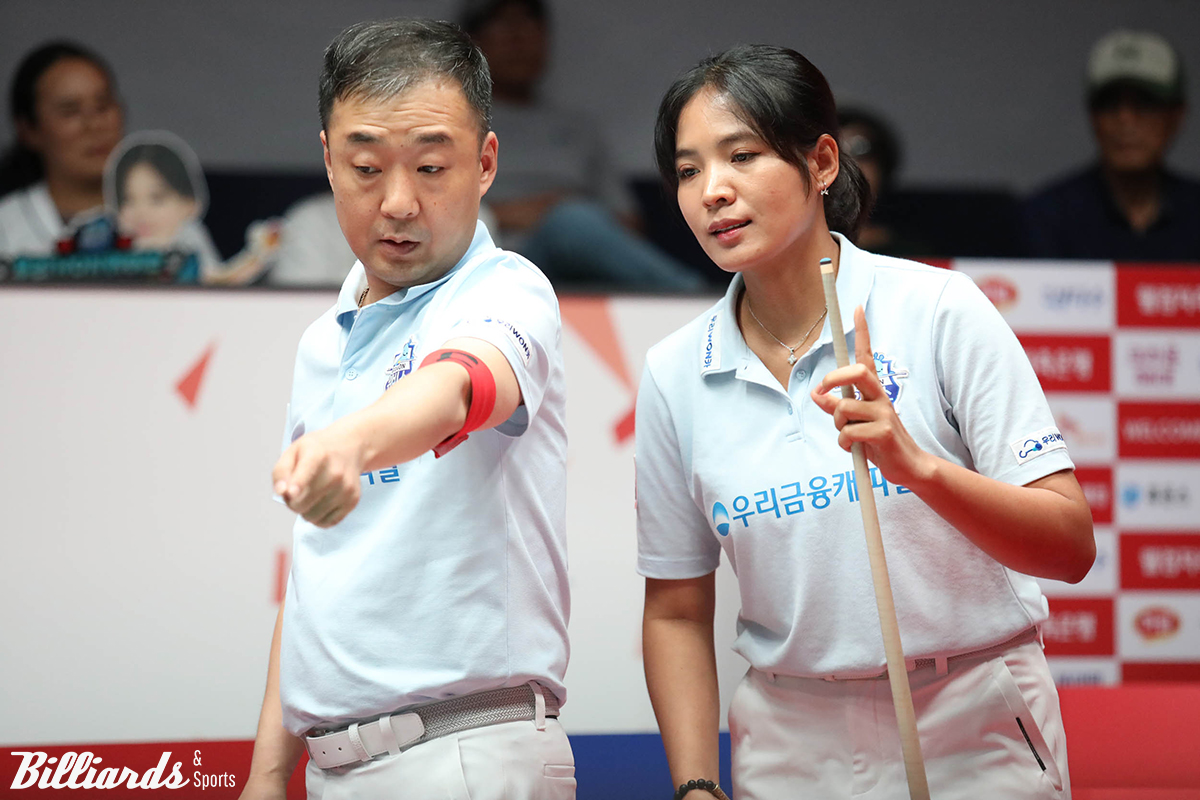 벤치타임아웃에서 스롱에게 작전 지시하는 우리금융캐피탈 리더 엄상필.