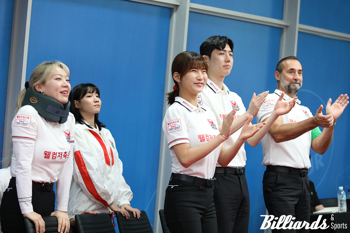 웰컴저축은행이 PBA 팀리그 2라운드 첫날, SK렌터카를 꺾고 1승을 올렸다. 사진은 5세트에 다니엘 산체스가 승리하자 박수치며 기뻐하는 웰컴저축은행 선수들. 사진=고양/이용휘 기자