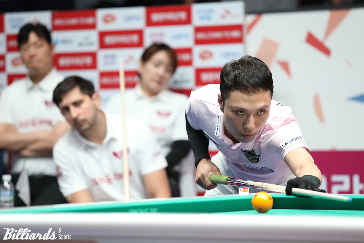 에스와이 최원준1은 1세트를 승리한 뒤 세트스코어 2-0에서 3세트를 14:11로 앞서 있었으나, 세트포인트에서 마르티네스에게 발목을 잡혀 반전이 시작됐다.