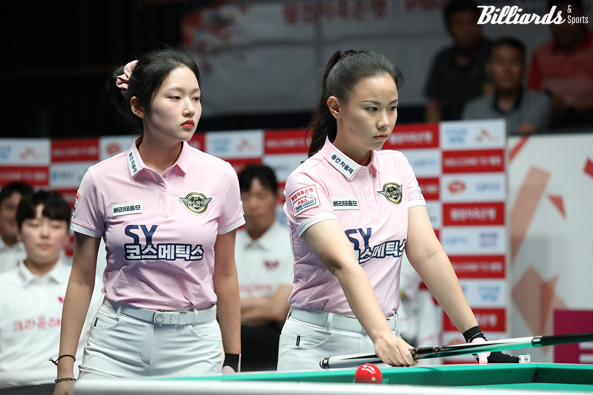 2세트 여자복식에서 승리한 에스와이 한지은(왼쪽)은 6세트를 패해 풀 세트 승부로 끌고가지 못했다.