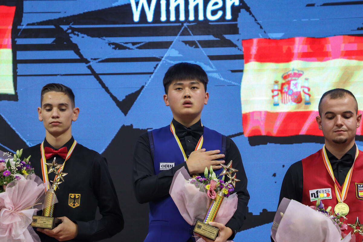 2023년 세계주니어3쿠션선수권대회에서 우승을 차지한 한국의 오명규(가운데).