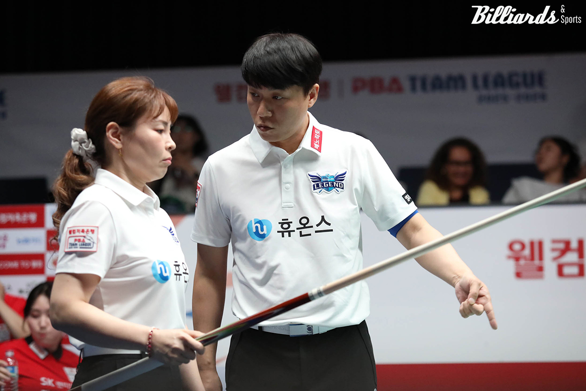 6세트를 따내 휴온스의 6연패를 막은 이신영과 휴온스 리더 최성원. 