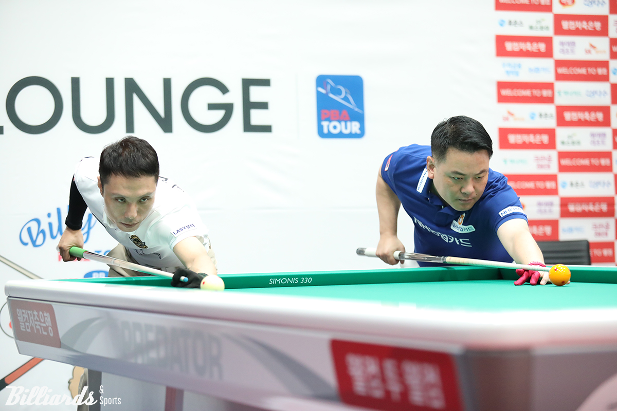 경기 시작 뱅킹을 하는 에스와이 최원준1과 NH농협카드 조재호.