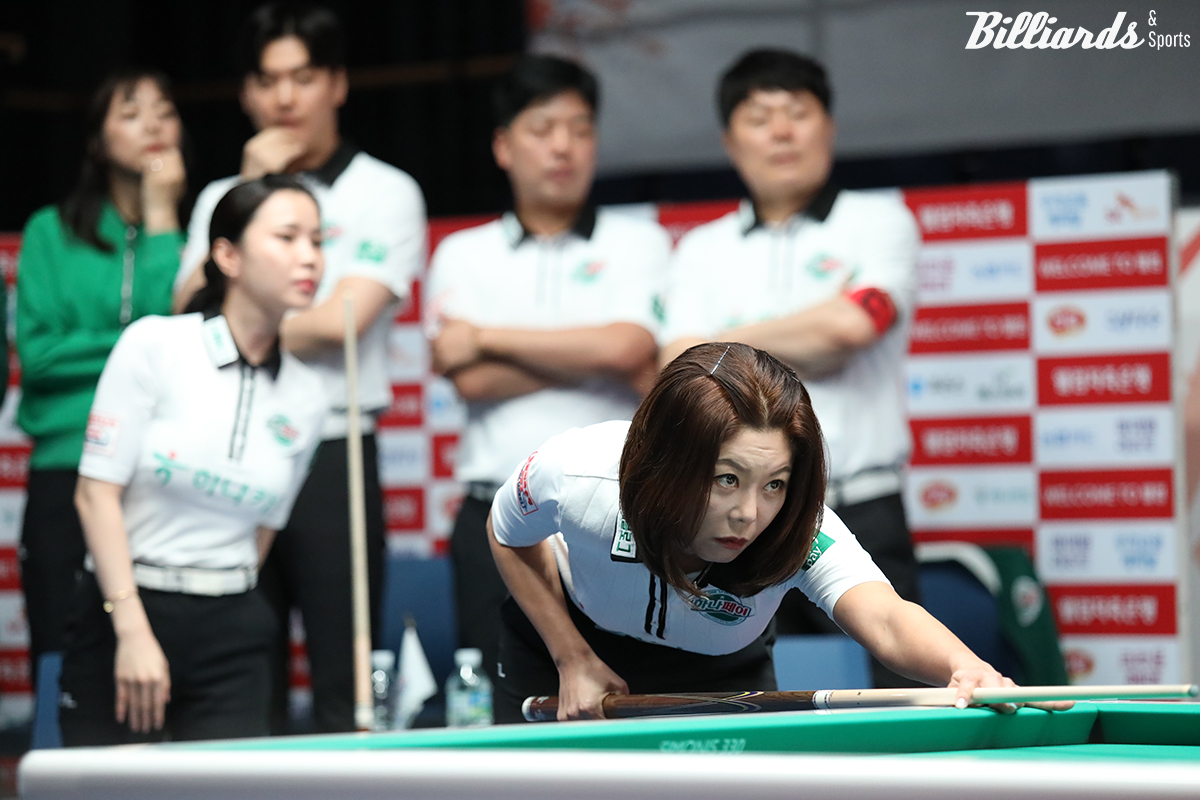 2세트 여자복식을 승리한 김가영-김진아.