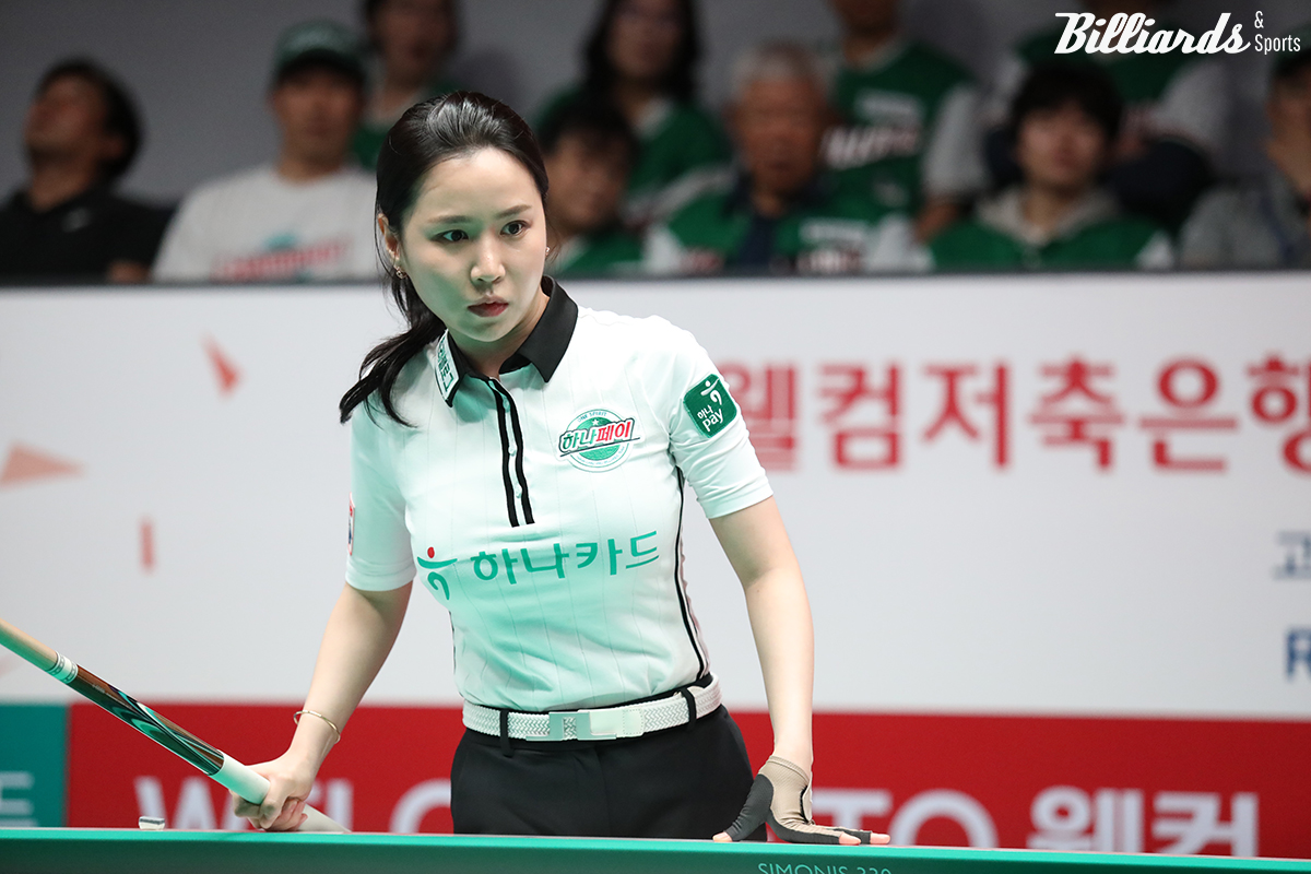 2세트 여자복식에 출전한 하나카드 김진아.