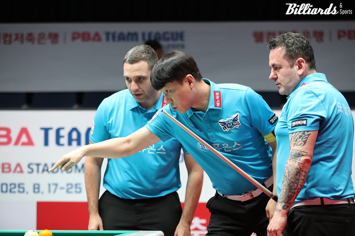 벤치타임아웃에서 상의하는 휴온스 리더 최성원과 하비에르 팔라손, 로빈슨 모랄레스.